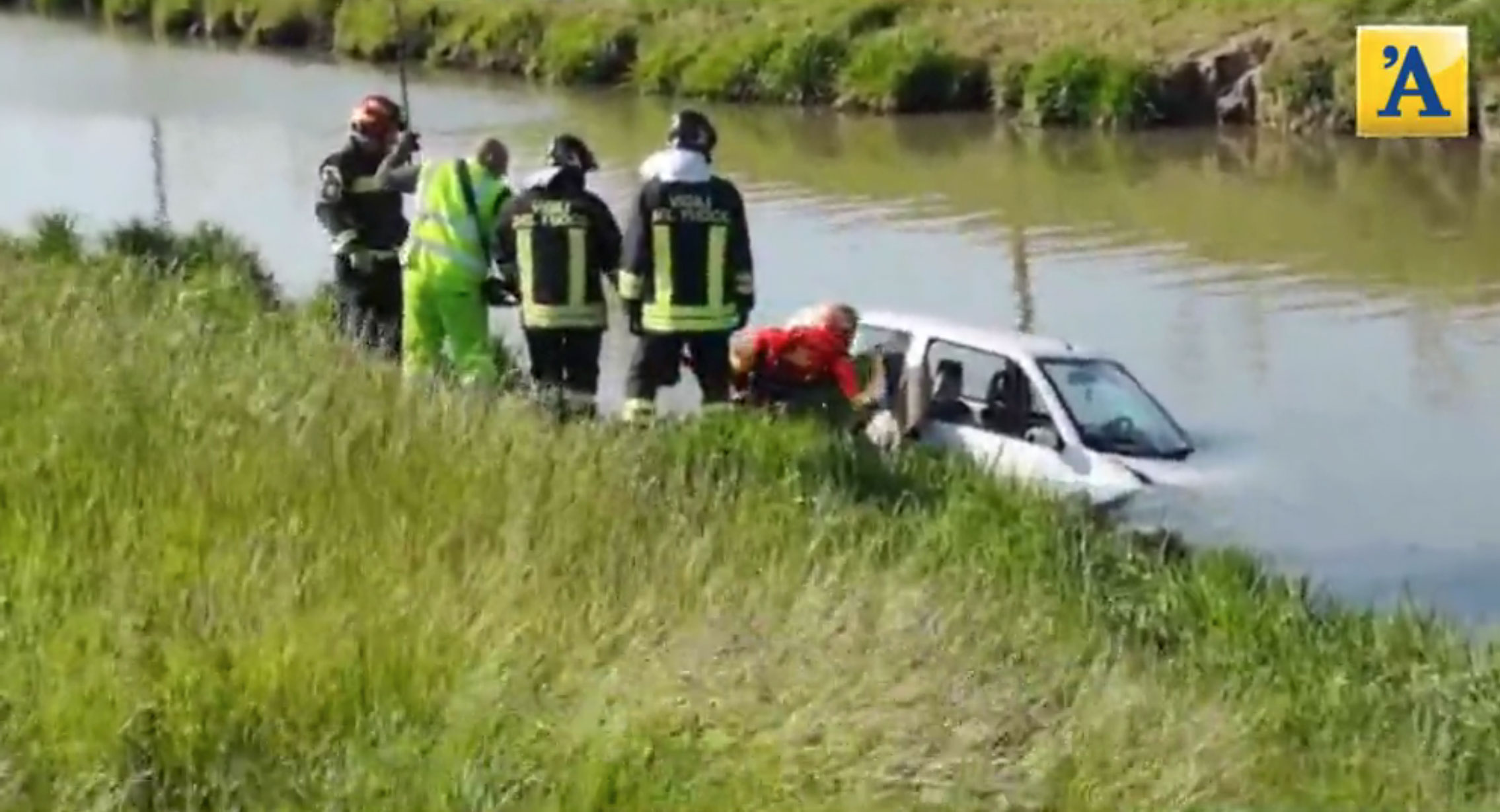 Doi români, tată și fiu, au devenit eroi în Italia, după ce au salvat o femeie căzută cu tot cu mașină într-un canal