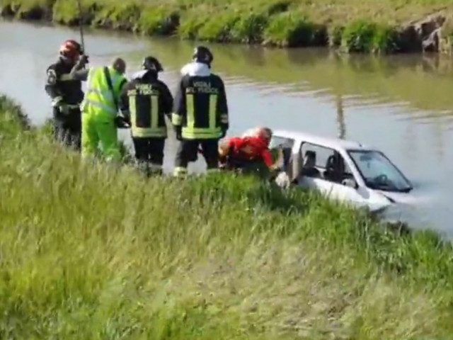 Due rumeni, padre e figlio, sono diventati degli eroi in Italia dopo aver salvato una donna caduta con la sua auto in un canale