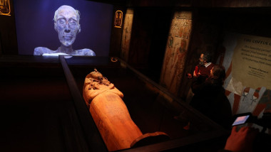Sarcofagul faraonului Ramses al II-lea este prezentat la o expoziție la Paris pe 6 aprilie 2023.