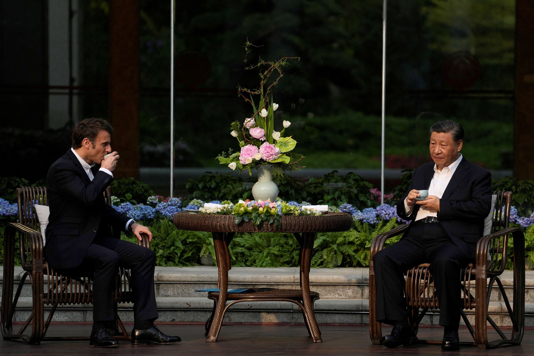 Macron a luat ceaiul și a depănat amintiri cu dictatorul Xi Jinping la Canton