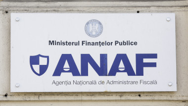 Plachetă amplasată la intrarea în una dintre agențiile ANAF din București.