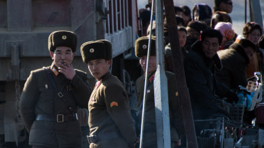 Soldați nord-coreeni în apropiere de granița cu China