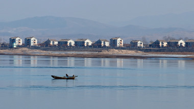 Râul Yalu de la granița Chinei cu Coreea de Nord