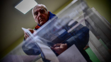 Un bărbat introduce buletinul de vot în urnă în timpul alegerilor legislative din Bulgaria de pe 2 aprilie 2023.