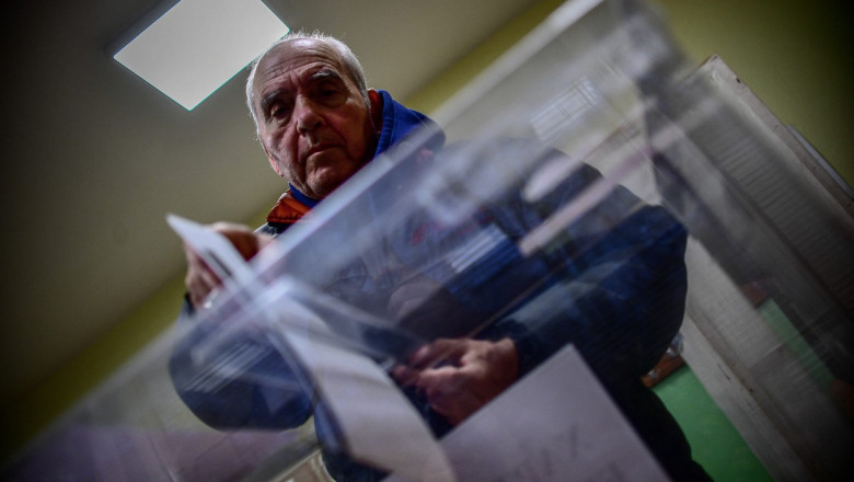 Un bărbat introduce buletinul de vot în urnă în timpul alegerilor legislative din Bulgaria de pe 2 aprilie 2023.