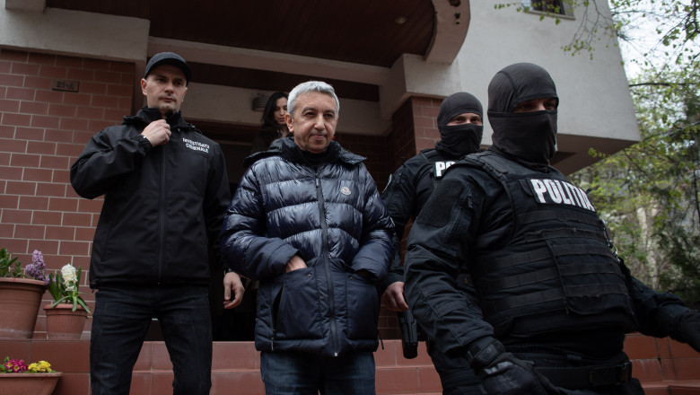 Dan Diaconescu este escortat de politisti la iesirea din locuinta sa, in Bucuresti, 6 aprilie 2023.