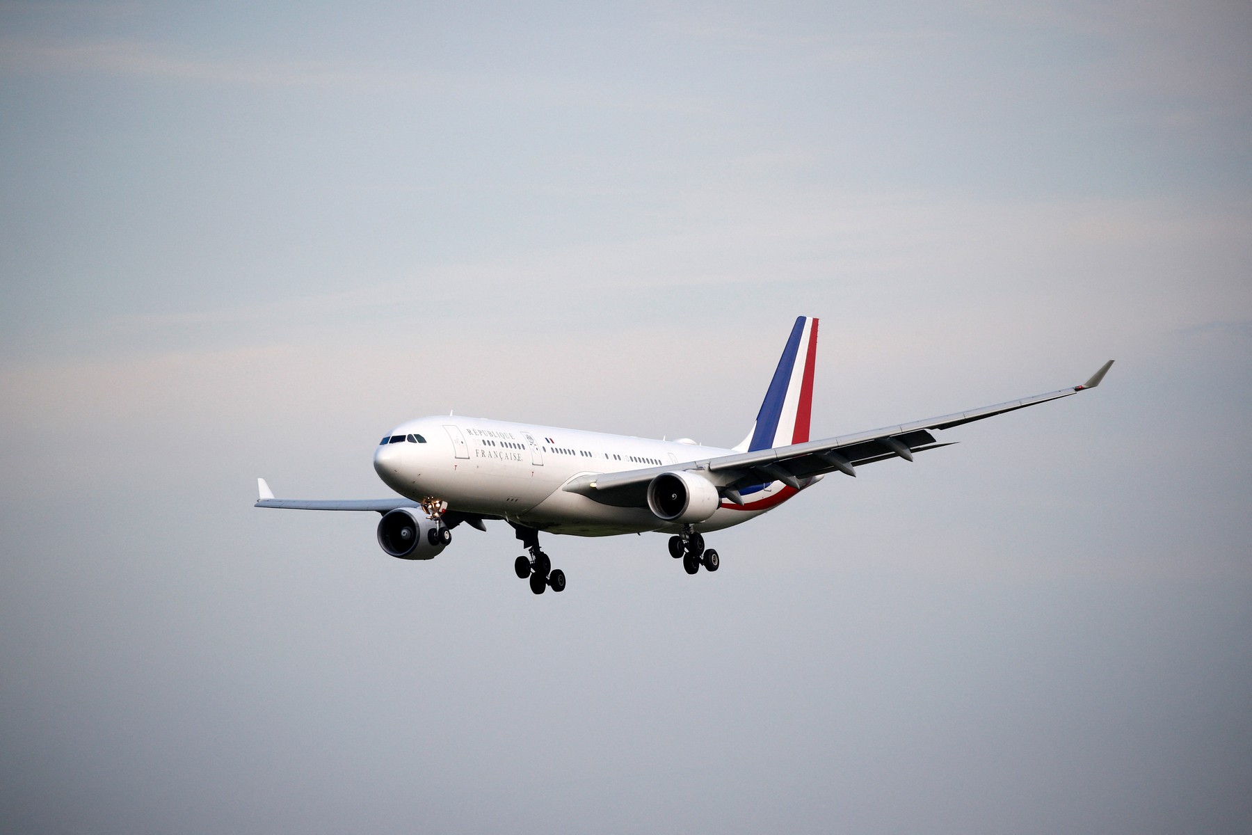 Surse: Trei avioane ale delegației lui Macron au făcut escală în România împreună cu președintele francez