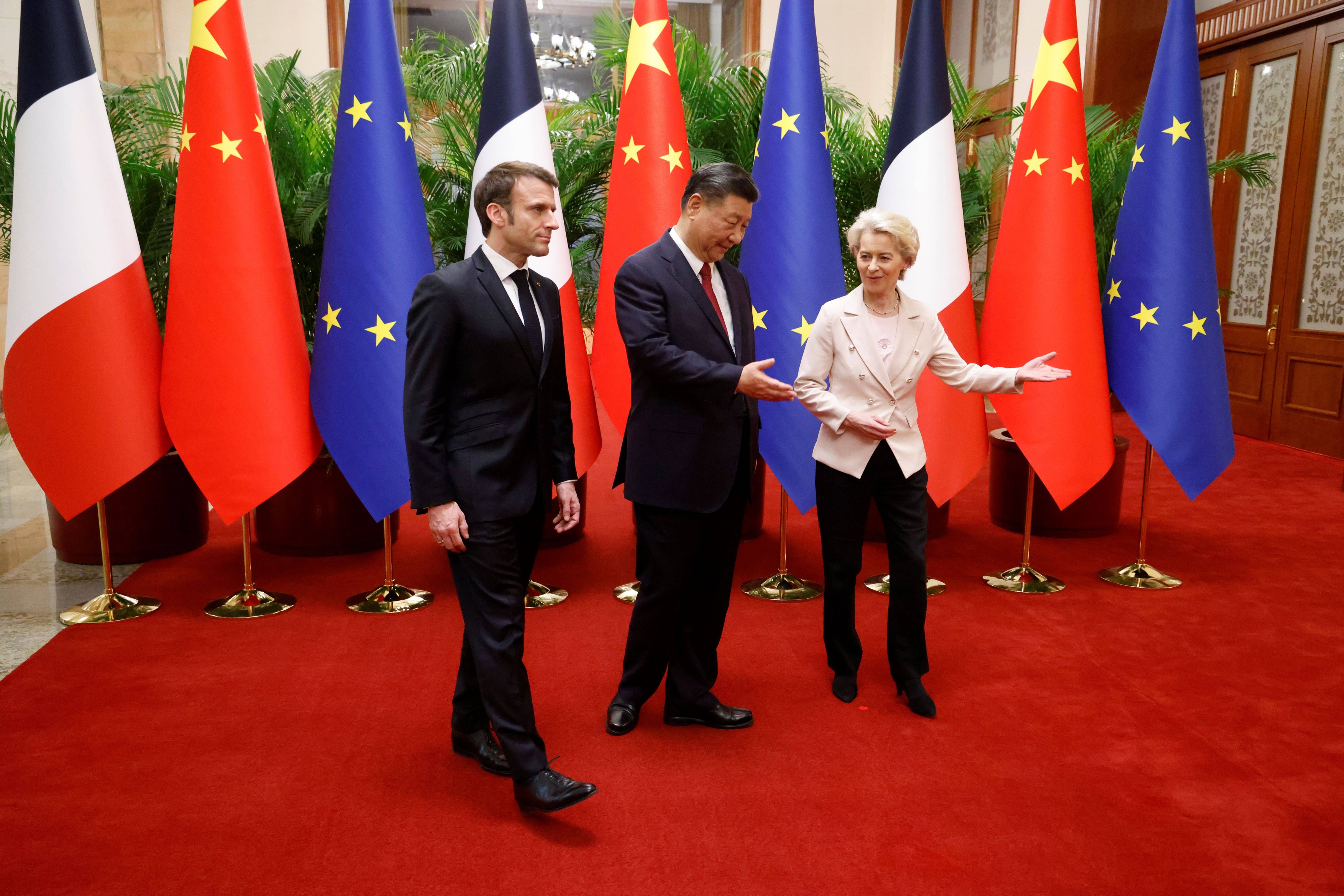 Cum arată diplomația chineză a gesturilor: una caldă pentru Macron și una rece pentru președinta comisiei Europene