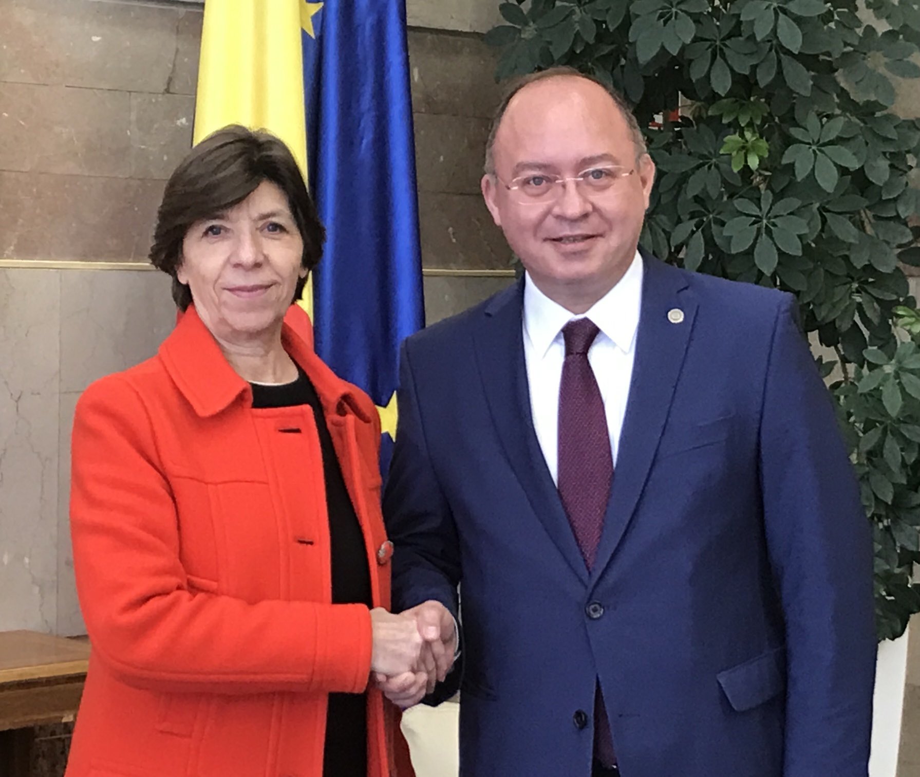 Bogdan Aurescu s-a întâlnit cu șefa diplomației franceze în timpul escalei tehnice a lui Emmanuel  Macron la București