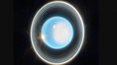 Telescopul spațial James Webb a surprins o nouă imaginea a planetei Uranus, în care se văd aproape toate inelele sale