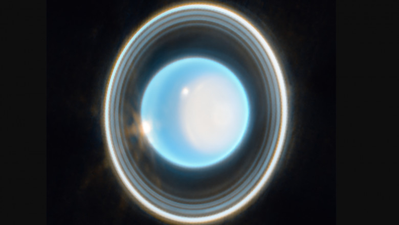 Telescopul spațial James Webb a surprins o nouă imaginea a planetei Uranus, în care se văd aproape toate inelele sale