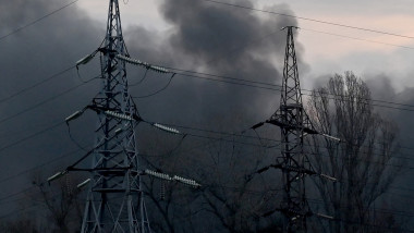 Fum se ridică deasupra unor turnuri de electricitate ucrainene, după un atac cu rachete al rușilor.