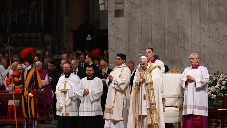 Papa Francisc oficiază slujba de Înviere la Vatican.