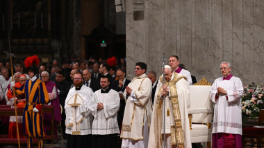 Papa Francisc oficiază slujba de Înviere la Vatican.