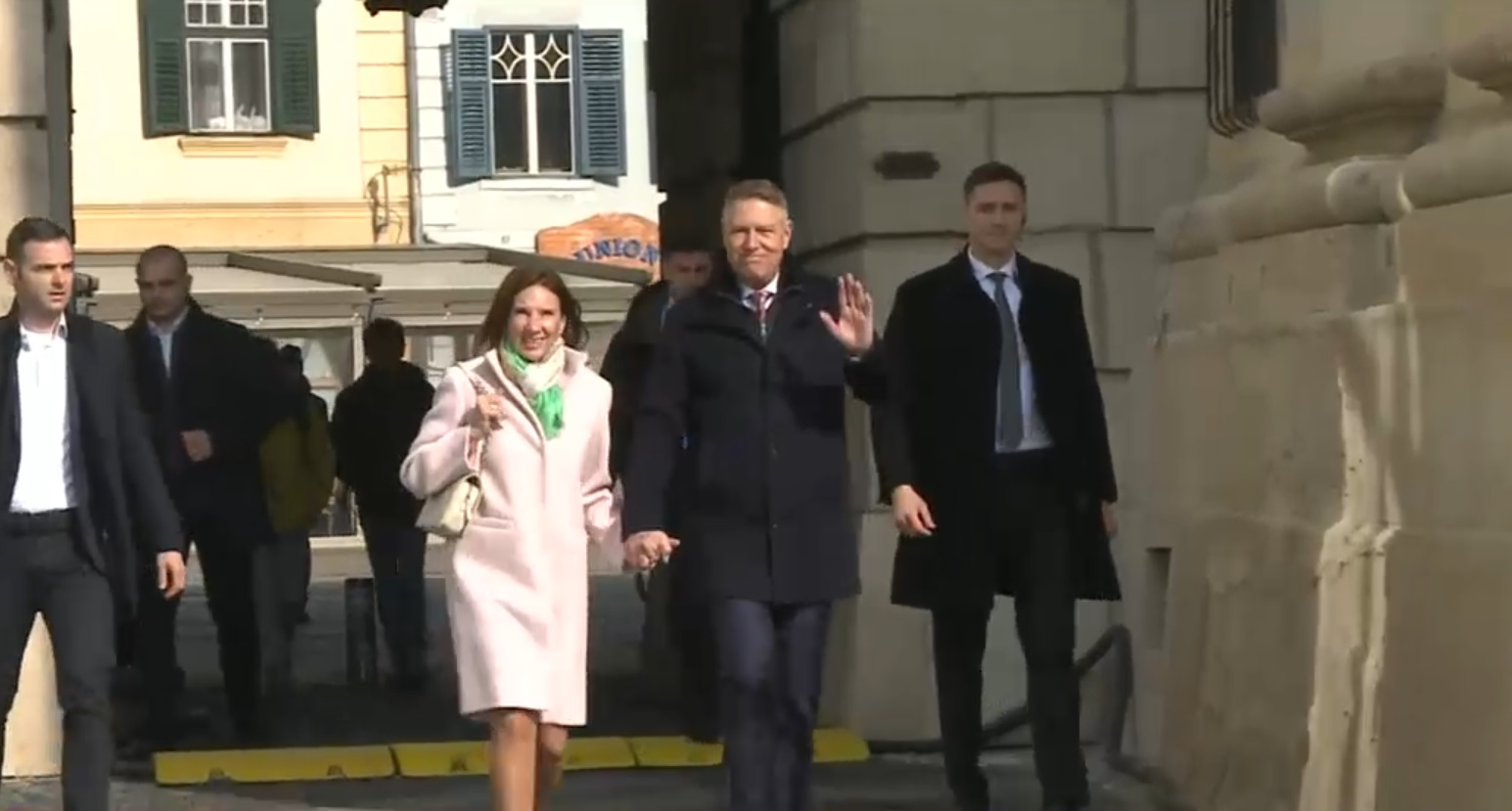 VIDEO Klaus Iohannis și Prima Doamnă participă la slujba de Paștele Catolic în Sibiu