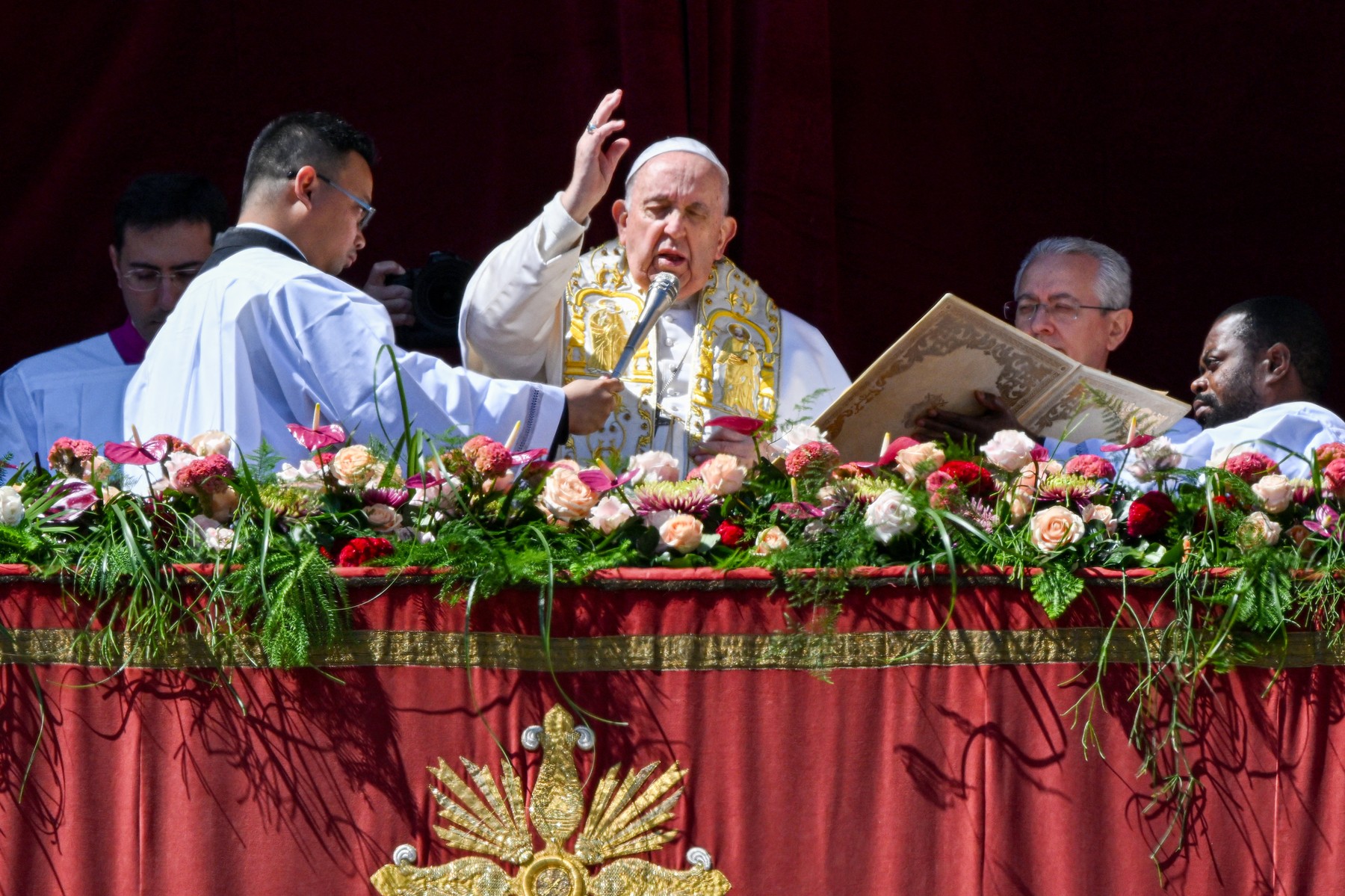 Papa Francisc și-a îndreptat mesajul cu ocazia Paștelui către Ucraina, Rusia, Israel și Palestina. Mii de oameni, prezenți la Vatican