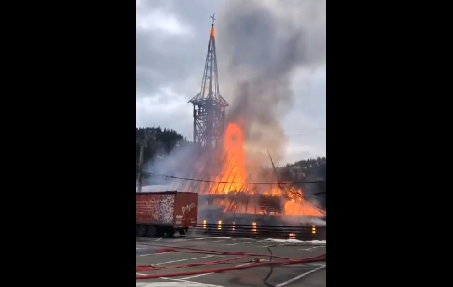 VIDEO Biserica de lemn din Borșa arde aproape în totalitate