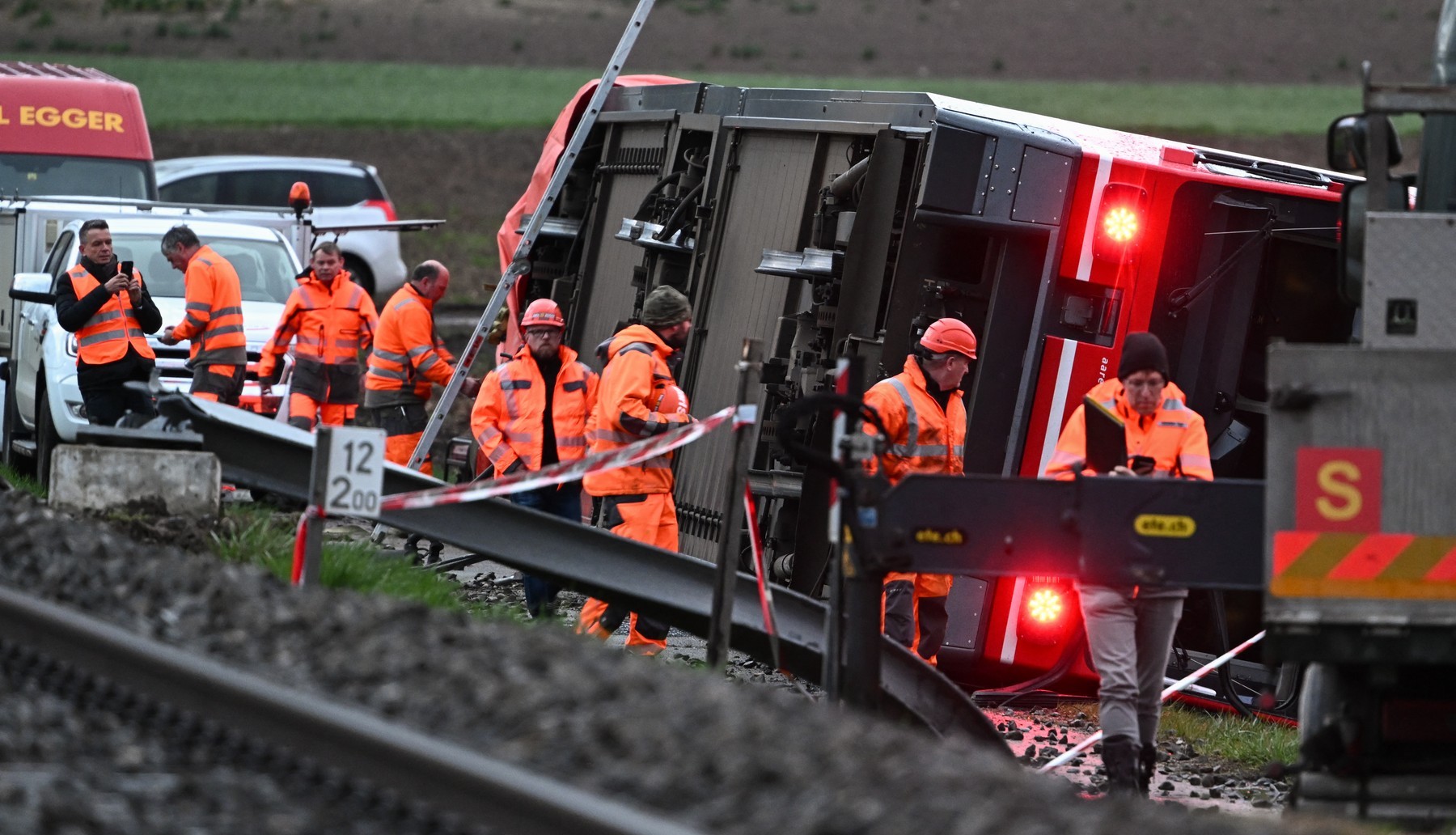 Trenuri deraiate în Elveția în timpul unei furtuni: 15 răniți. Vântul a bătut cu aproape 140 km/h