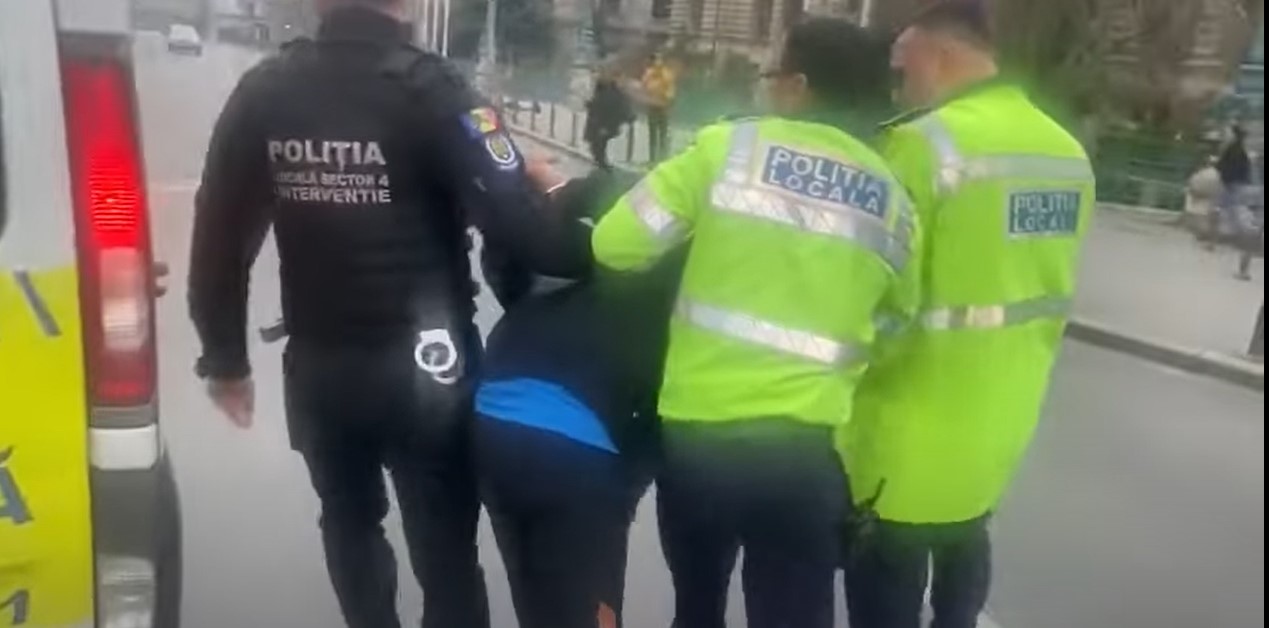 VIDEO Un echipaj al Poliţiei Locale a fost atacat cu pietre la intrarea în Pasajul Unirii din București. Agresorul a fost prins