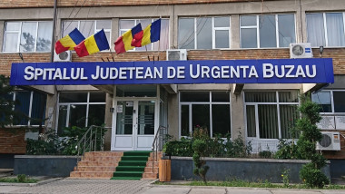 intrarea in Spitalul de Urgență din Buzău cu steaguri