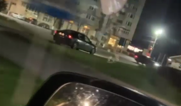 VIDEO. Șofer filmat când merge cu mașina pe spațiul verde, în Slatina. Poliția îl caută pe șofer