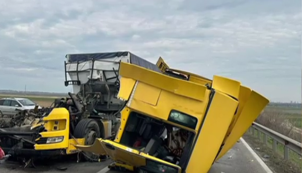 VIDEO. TIR făcut bucăți după o coliziune cu un alt autocamion. Unul dintre șoferi a fost preluat de elicopterul SMURD