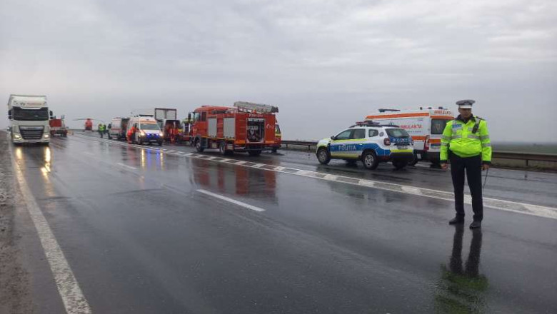 politisti si echipe de interventie la un accident