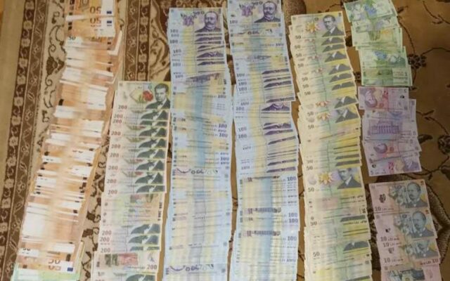 FOTO. Bani, înscrisuri şi materiale importante pentru anchetă, descoperite la percheziţii care vizează cazarea unor refugiați ucraineni