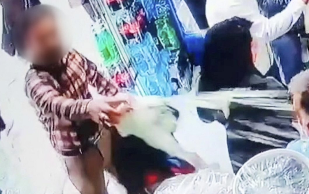 VIDEO Două femei au fost arestate în Iran, după ce un bărbat le-a turnat iaurt pe păr. Ele aveau capetele descoperite