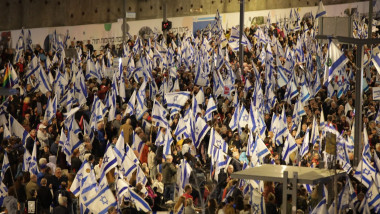 israelieni cu drapele la un protes