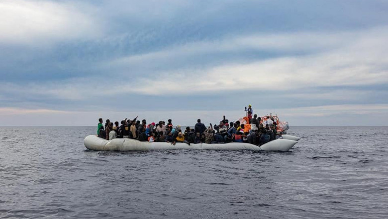 migranti pe o barca dezumflata in marea mediterana