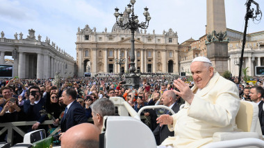 Papa Francisc salută mulțimea adunată în piața Sfântul Petru din Roma