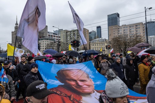 Mii de polonezi au ieșit în stradă în Varşovia, după ce fostul papă Ioan Paul al II-lea a fost acuzat că a ascuns fapte de pedofilie