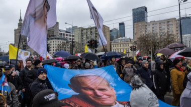 Mii de polonezi au ieșit în stradă în Varşovia, după ce fostul papă Ioan Paul al II-lea a fost acuzat că a ascuns fapte de pedofilie