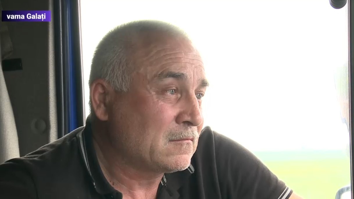 VIDEO Cum arată viața în cabina de TIR, cu familia departe. „Copilul cel mic are 11 ani. Din cei 11, doar 2-3 ani l-a văzut. E greu!”