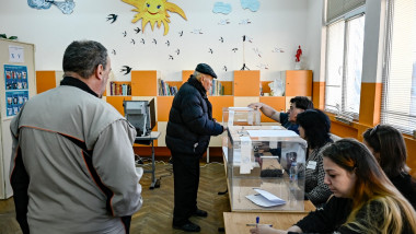 oameni care voteaza in bulgaria