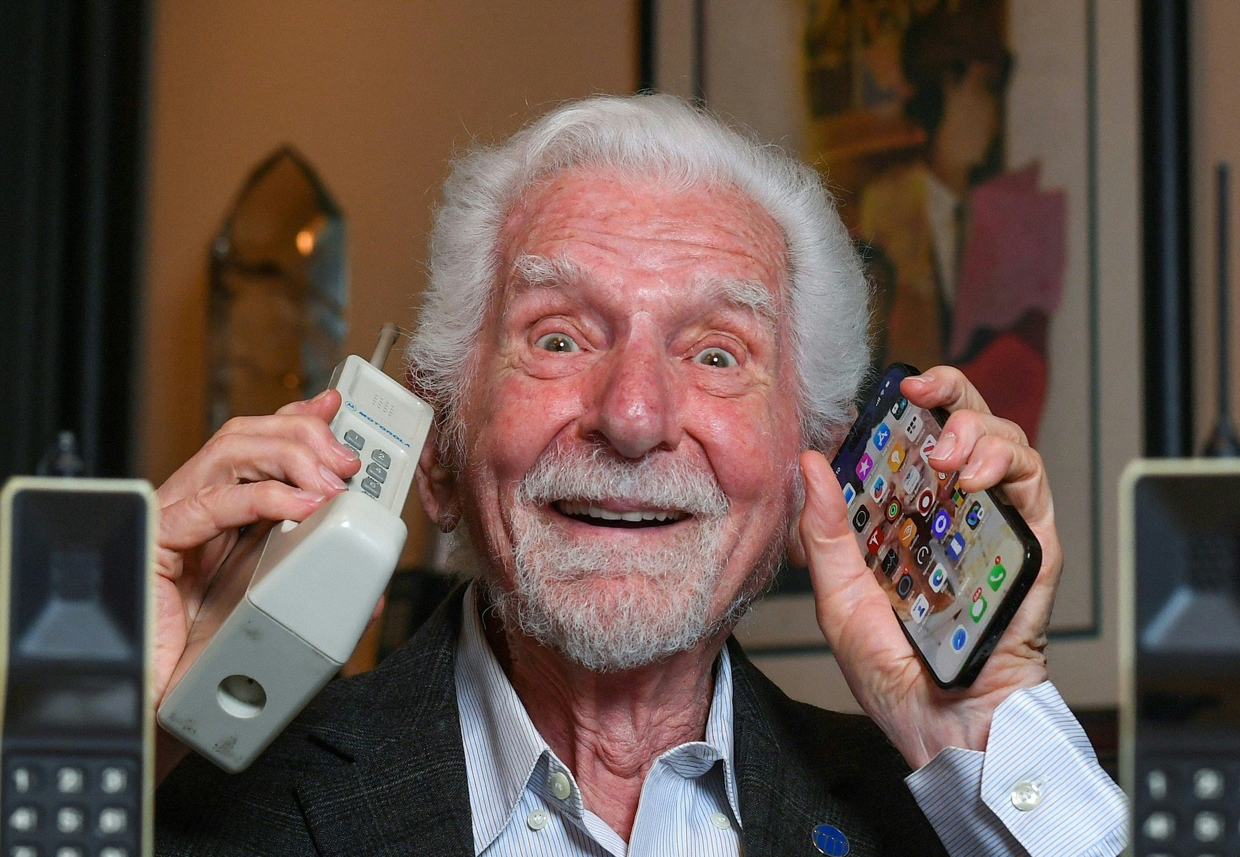 50 de ani de la primul apel telefonic pe mobil. Cum s-a realizat convorbirea de pe „cărămida” DynaTAC în 1973