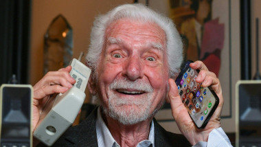 Bărbat în vârstă cu un telefon vechi și un smartphone