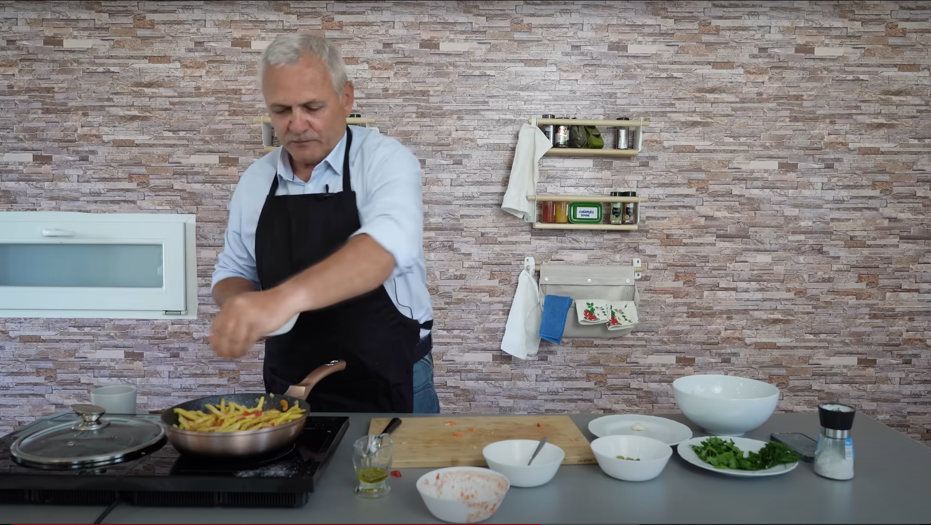 Dragnea s-a apucat de gătit pe YouTube. Mesaje naționaliste și anti-supermarket: „Nu mai folosesc demult produse din magazin”