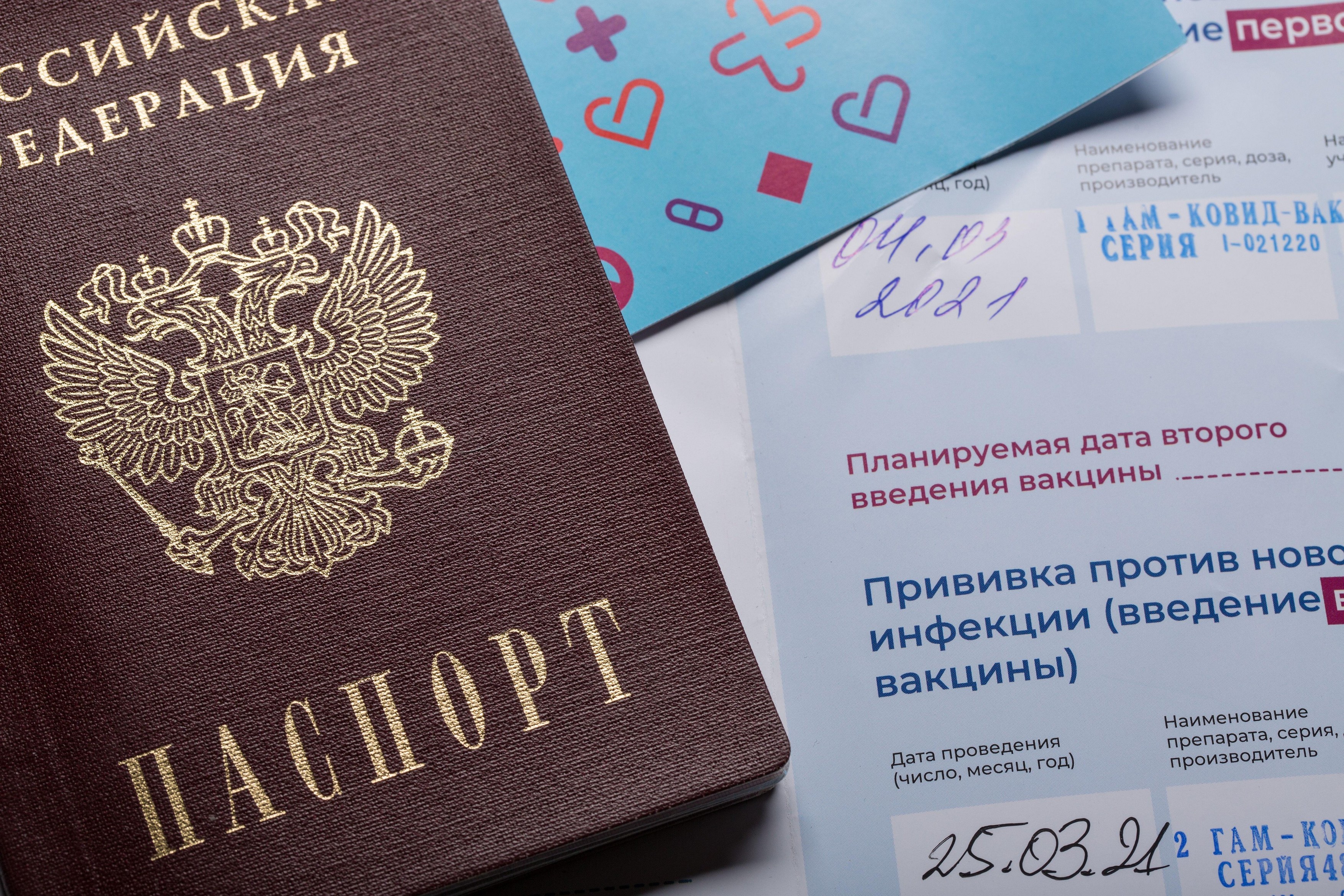 Rusia confiscă pașapoartele înalților funcționari și directorilor companiilor de stat (Financial Times)