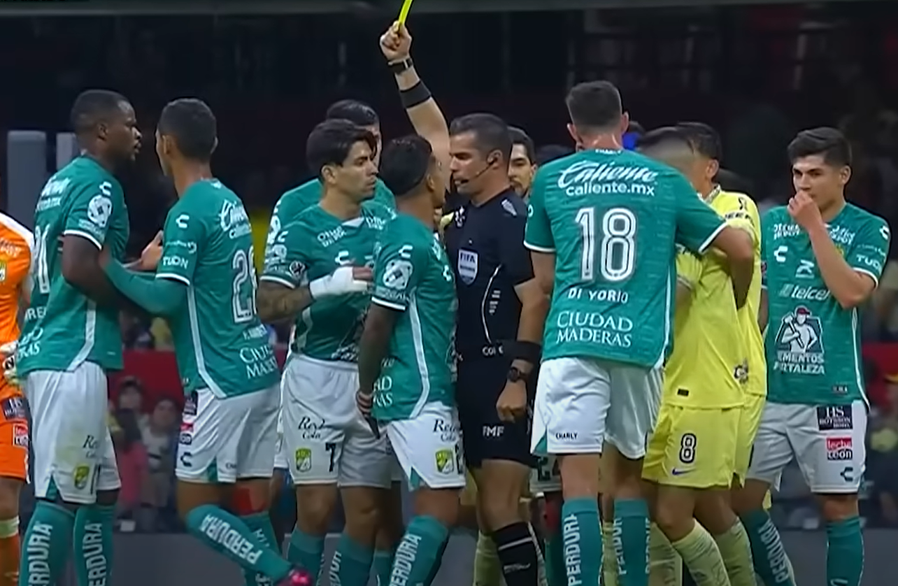 Un arbitru mexican a lovit cu genunchiul între picioare un jucător care i-a contestat decizia