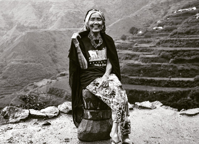 La 106 ani, o tatuatoare din Filipine a devenit cea mai în vârstă vedetă de pe coperta Vogue