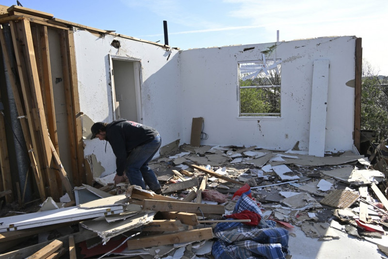 Tornadoes that ravage US kill at least 26