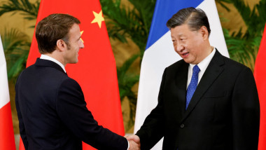 Emmanuel Macron dă mâna cu Xi Jinping
