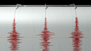 Un seismograf înregistrează un cutremur.