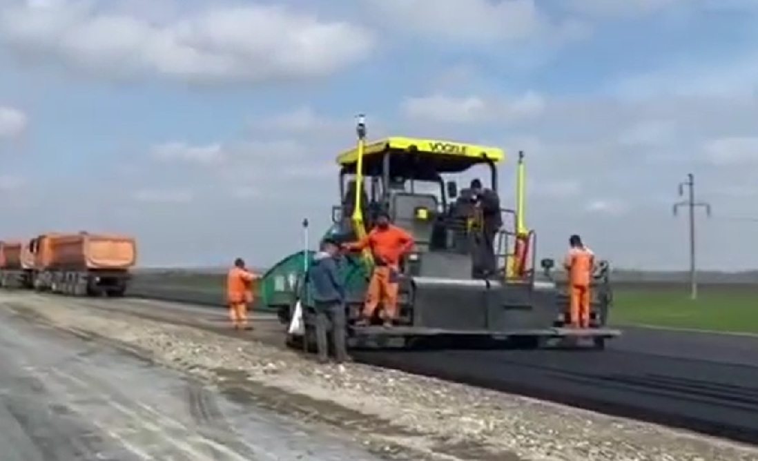 S-a turnat asfalt pe primii 300 de metri din drumul expres Galați-Brăila. Ministrul Grindeanu laudă constructorul român