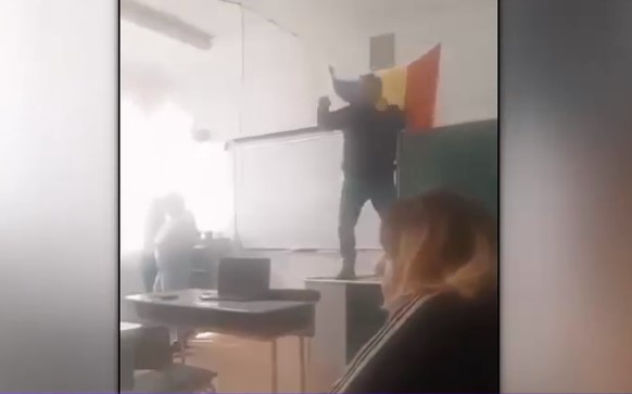 VIDEO Un profesor din Baia Mare s-a urcat pe catedră și a început să danseze în fața elevilor