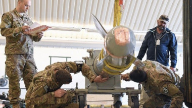 Militari inspectează o bombă nucleară de tip B61 ce pare avariată.