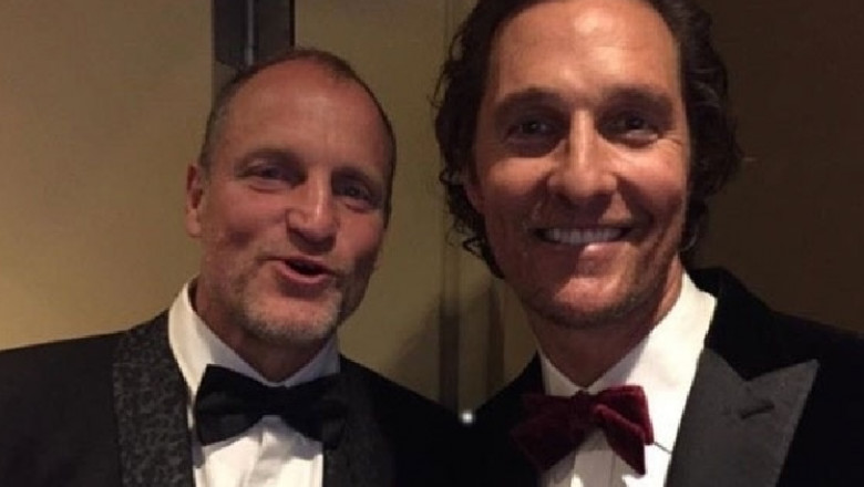 McConaughey si Harrelson pozeaza la o festivitate