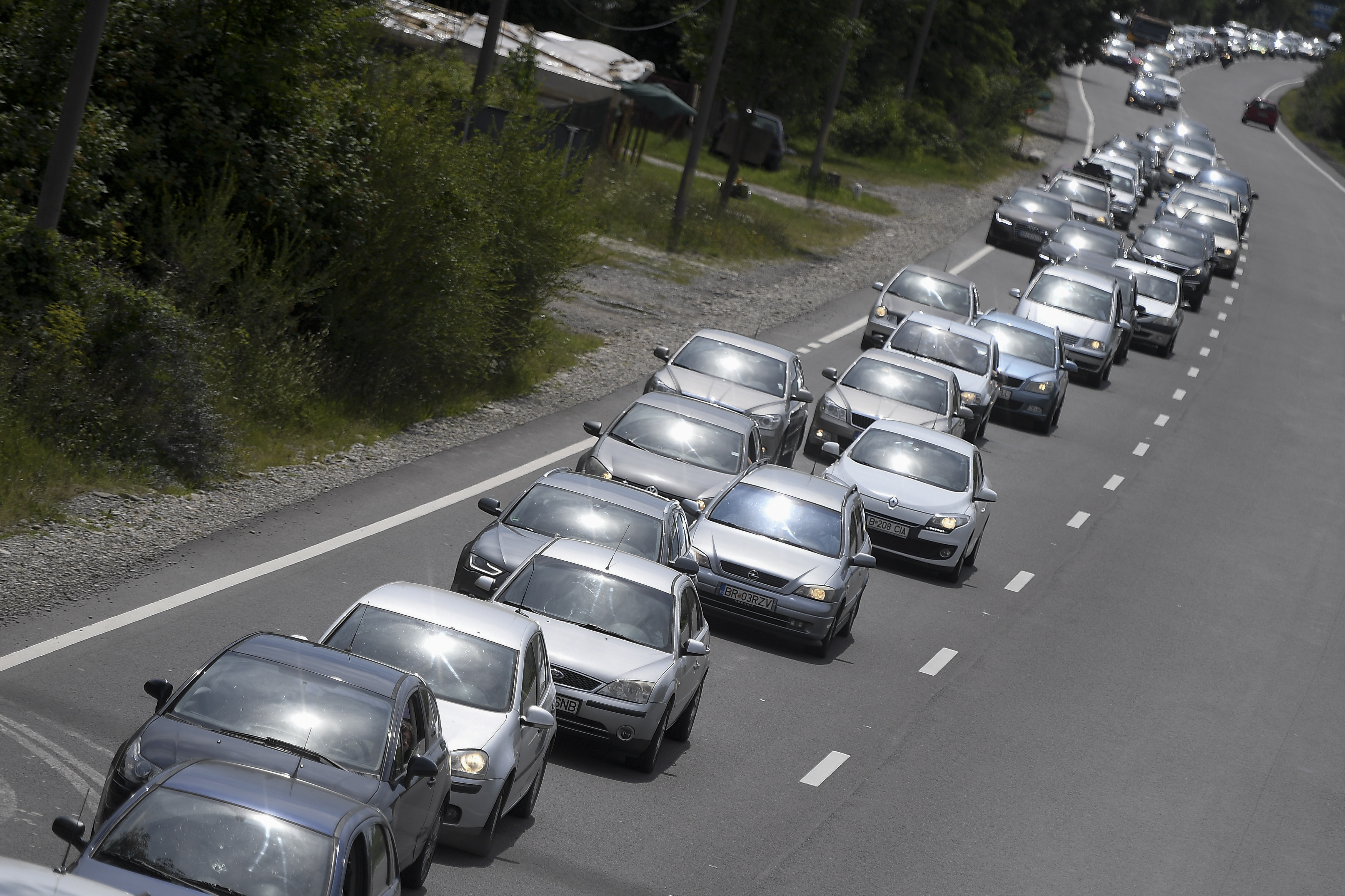 Se circulă în coloană spre stațiunile din Valea Prahovei. Ce rute alternative le recomandă polițiștii șoferilor